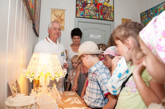 Дітлахи переглянули виставку творчих робіт експертів Черкащини