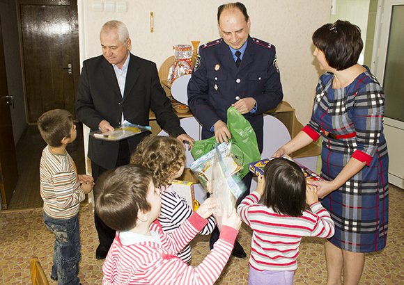 Працівники НДЕКЦ при УМВС України в Черкаській області привітали діток, позбавлених батьківського піклування