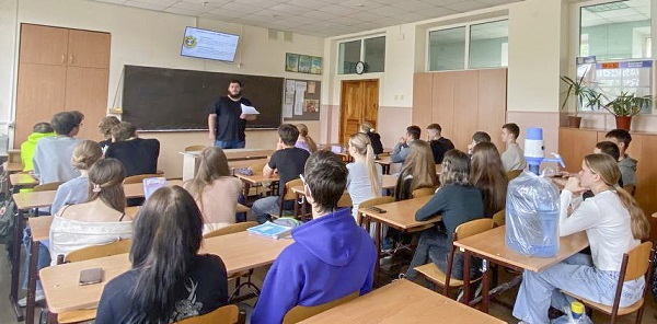Зустріч з учнями школи: про кібербезпеку та виклики сучасності Зустріч з учнями школи: про кібербезпеку та виклики сучасності